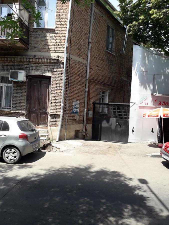 Апартаменты Уютный домик в маленьком дворике Тбилиси Экстерьер фото